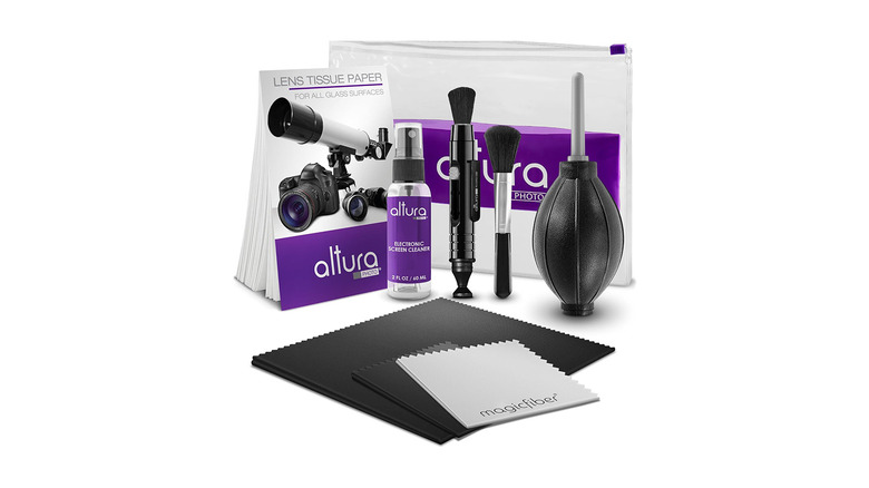 Contents of the Altura camera lens cleaning kit