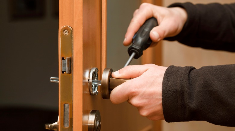 screwdriver fixing door knob