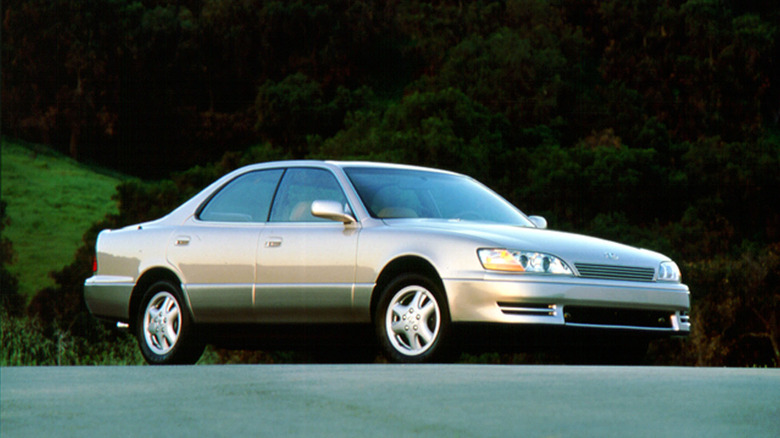 1992-1996 Lexus ES 300, front-right three-quarter view