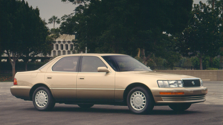 1990 Lexus LS 400, right-side view