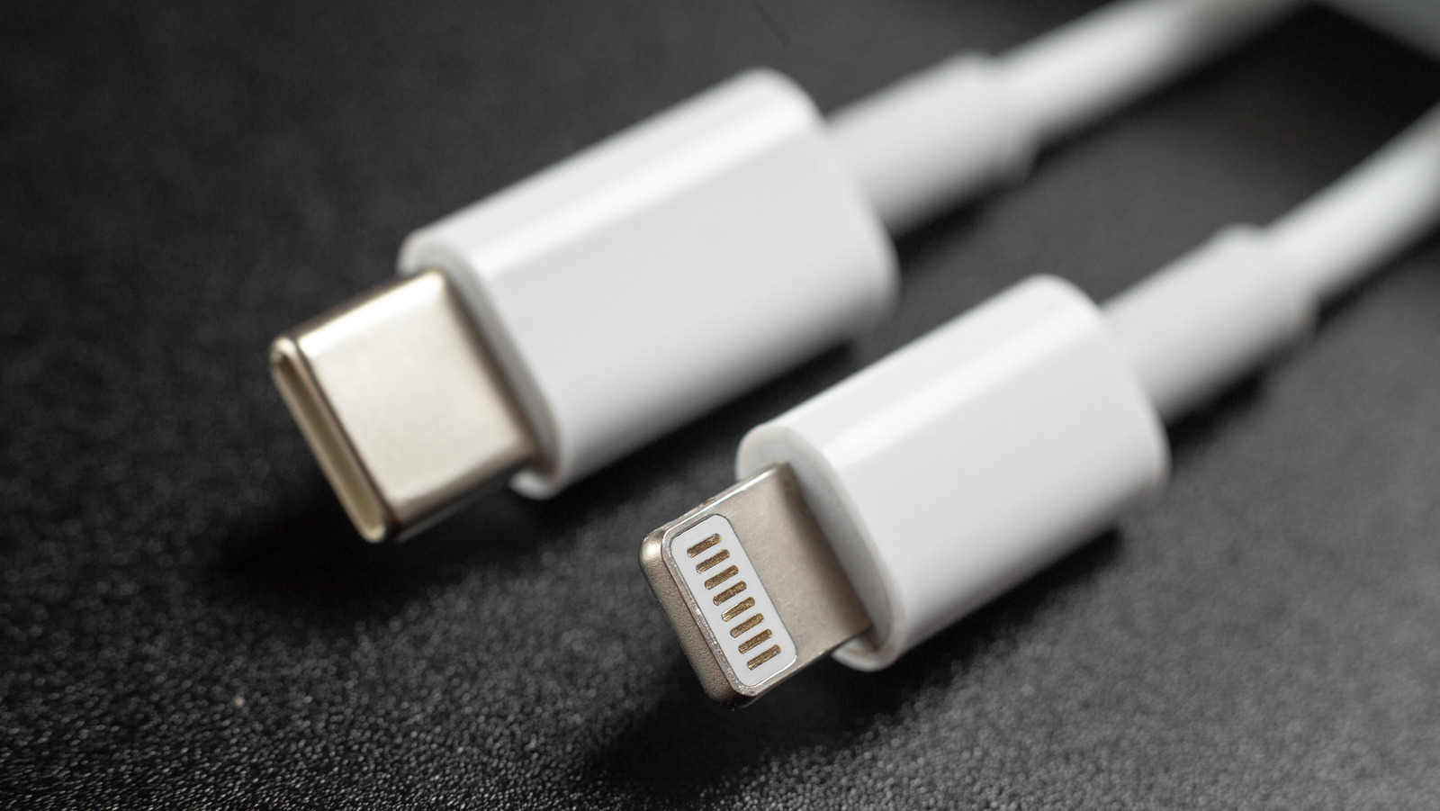 Best iPhone Cable for CarPlay - Compared & Reviewed 