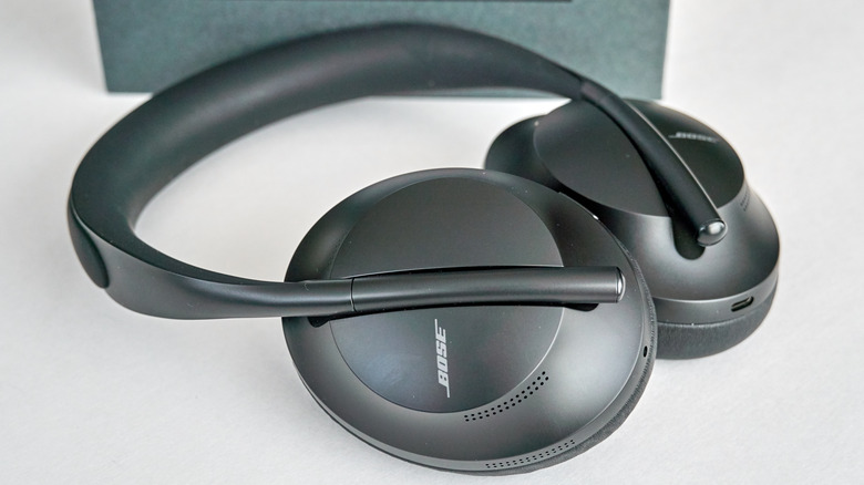 Black Bose NCH 700 headphones