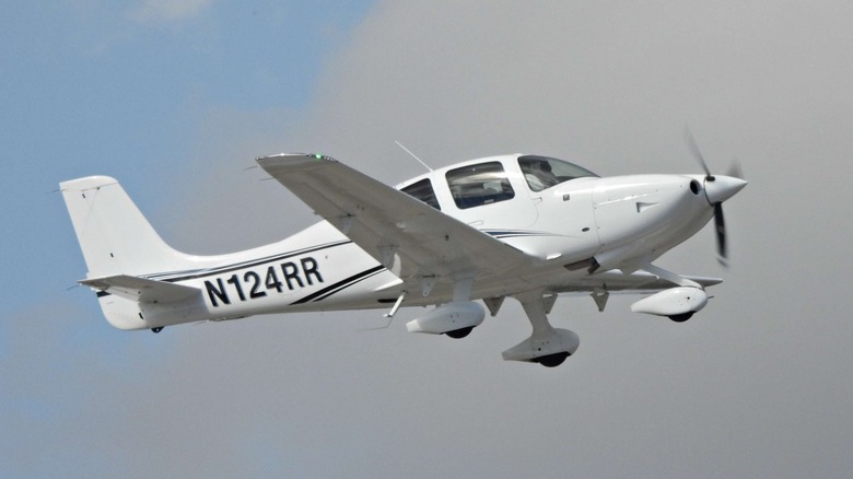 a departing Cirrus SR20