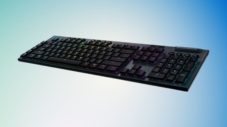 Logitech G915 keyboard side profile