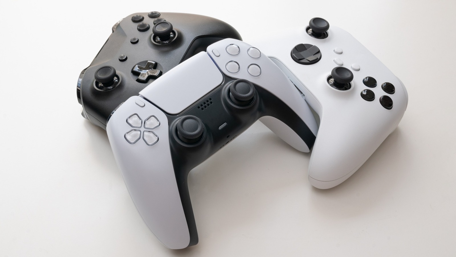 5 Of The Best Rechargeable Battery Packs For Your Xbox & PlayStation Controllers