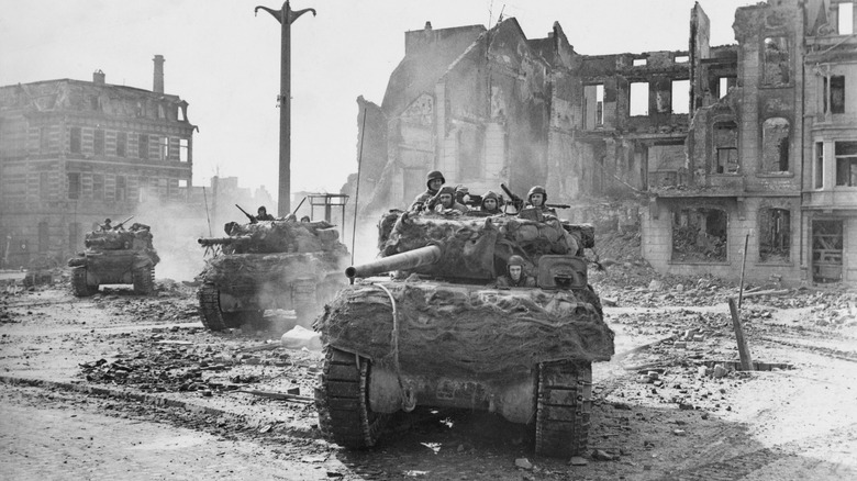 M10 tank destroyers with their American crews