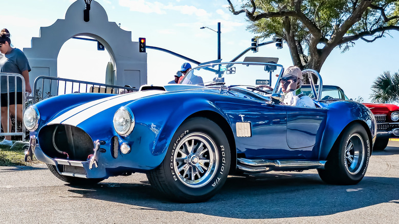 Shelby 427 Cobra in blue on boardwalk