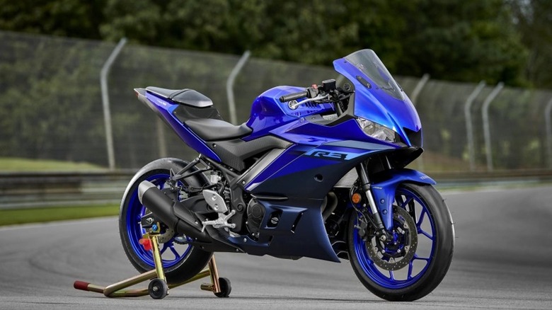 blue yamaha yzf-r3