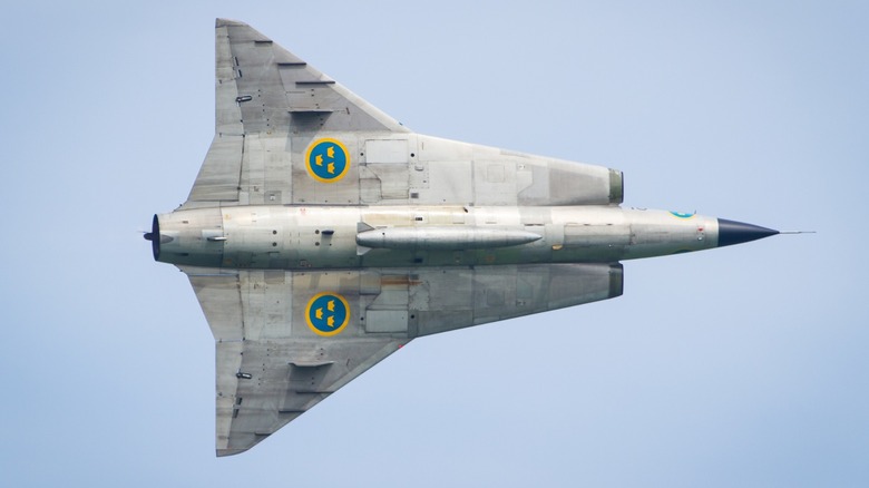 the underside of a Saab 35 Draken