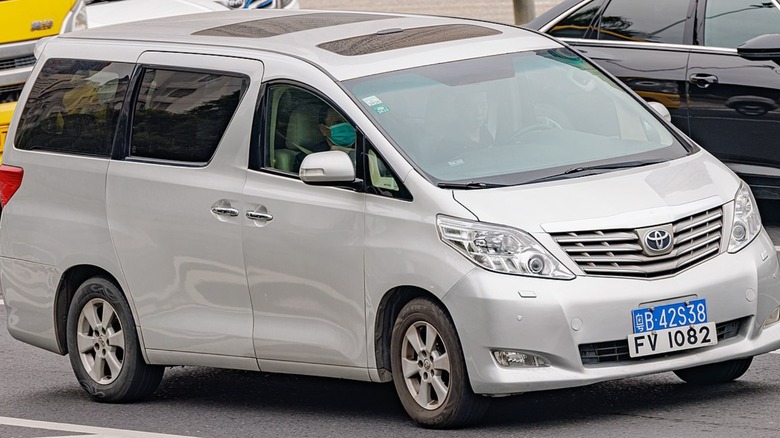 Toyota Alphard AH20 parked