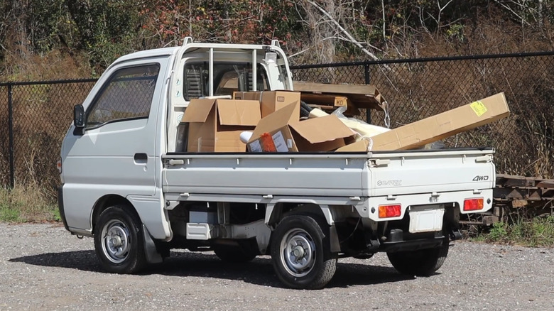 White Suzuki Carry with cardboard in the back