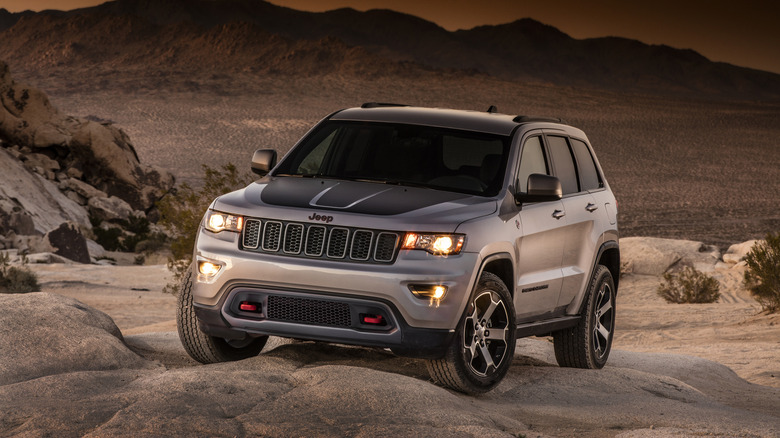 Jeep Grand Cherokee Trackhawk front view