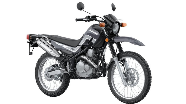 yamaha xt250 on white background