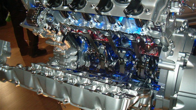 Exposed 2GR-FSE engine 