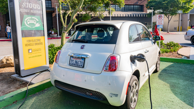 Fiat 500e charging