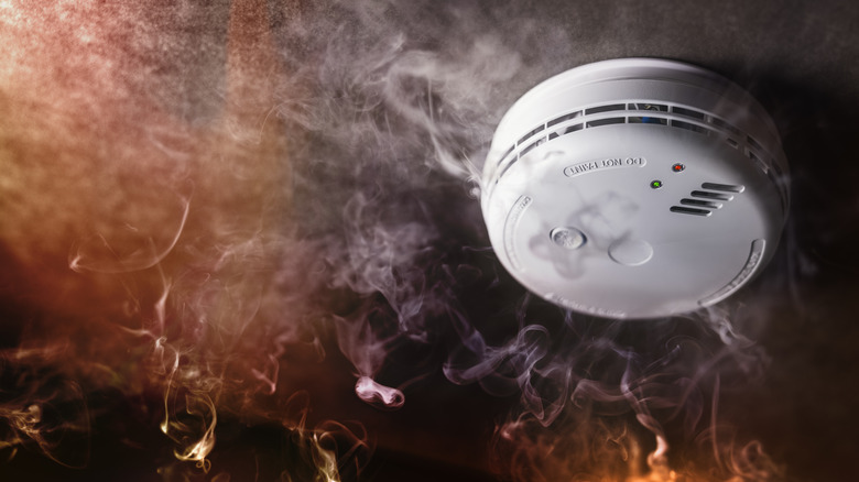 Smoke and fire starting under a smoke alarm