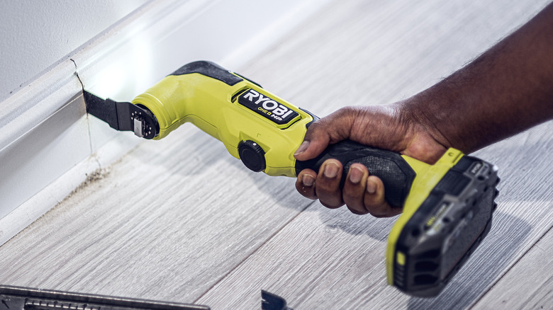 Cutting baseboard with a Ryobi multitool