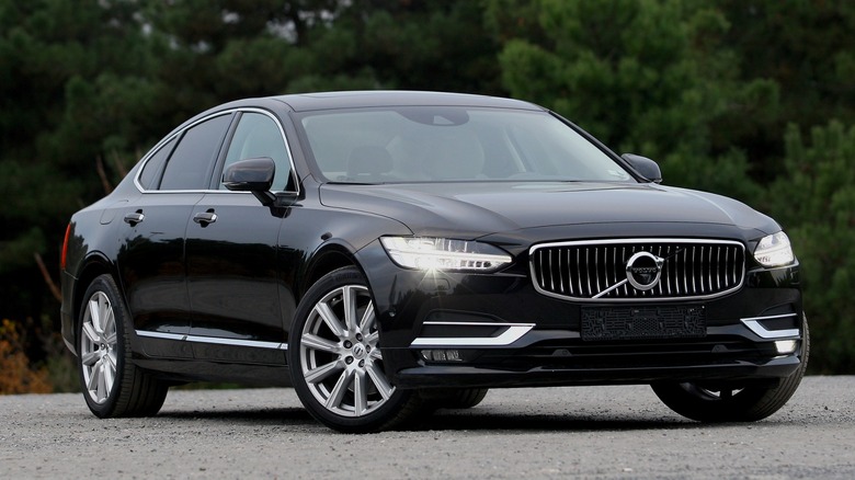 black Volvo S90