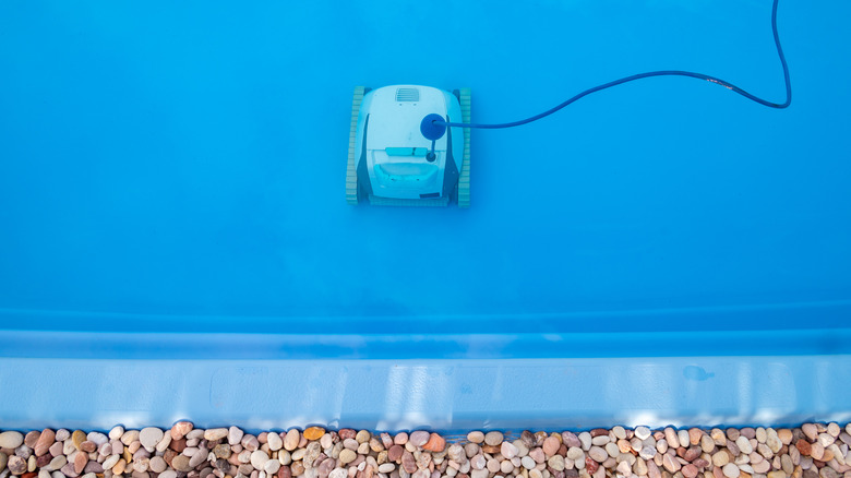 robot cleaner in pool