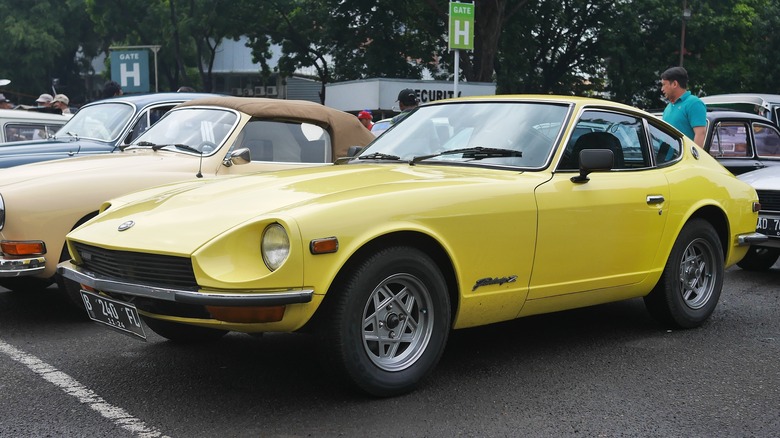 yellow Nissan Fairlady Z