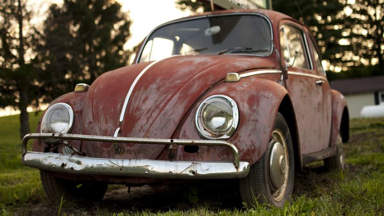 rusted red VW Beetle