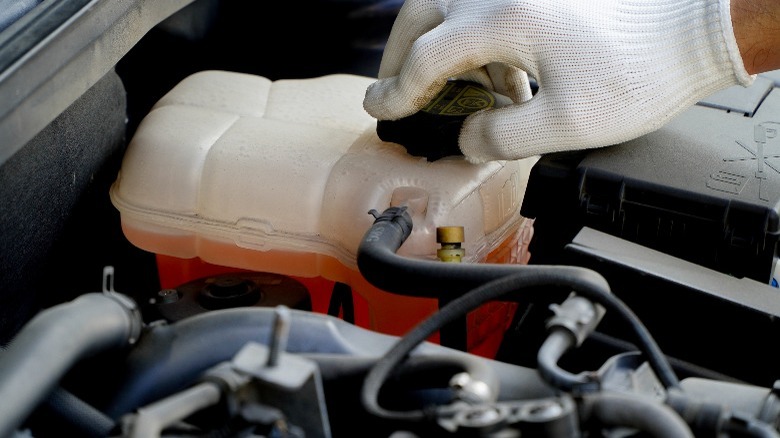 Hand opening car coolant reservoir