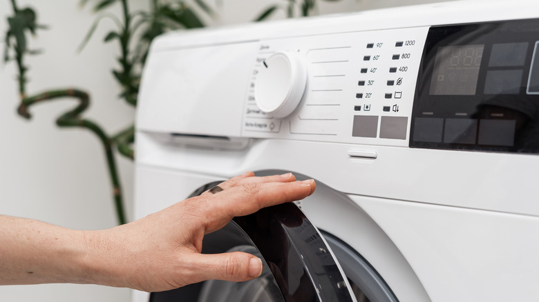 closing washing machine door