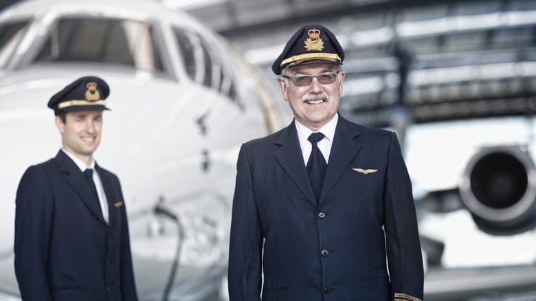 Un capitán de línea aérea con un primer oficial.