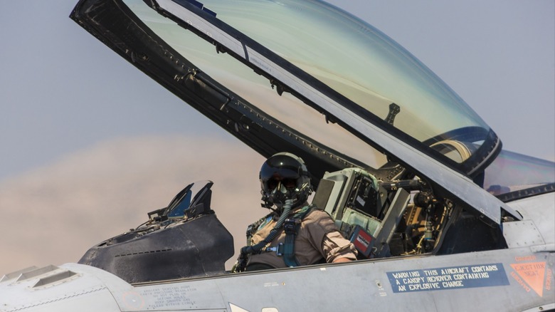 Piloto de caza F-16