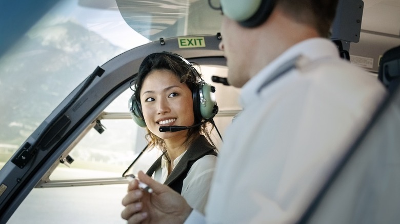 un estudiante piloto habla con el instructor