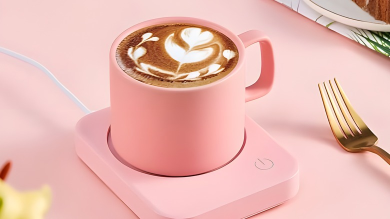 Pink coffee mug on Vobaga warmer