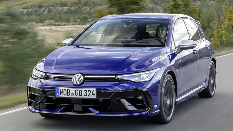 Front 3/4 view of 2025 Volkswagen Golf R