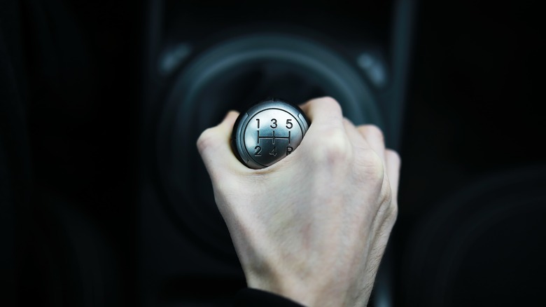 Hand shifting manual transmission