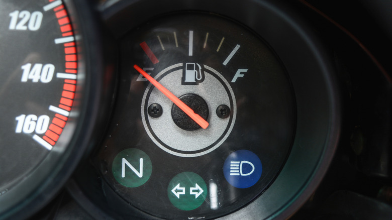 Fuel gauge of a motorcycle with symbols of turn indicator