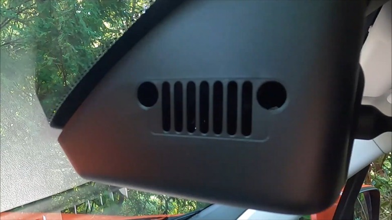 Jeep grille logo on Jeep Renegade