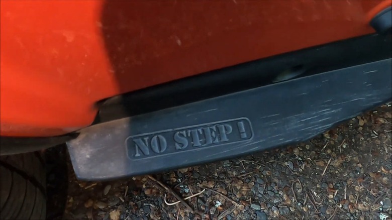 No Step sign on Jeep Renegade side rail