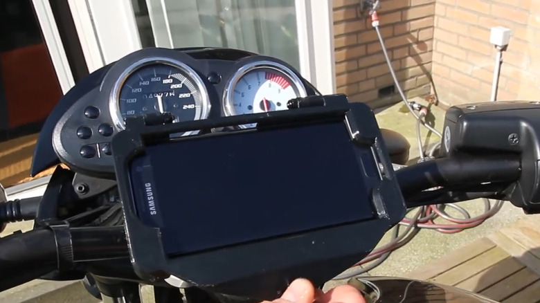 3D printed Phone mount holding a Samsung horizontally on motorcycle bars