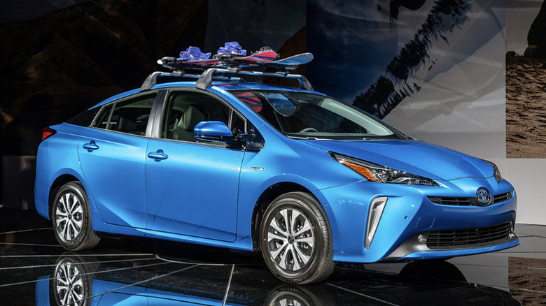 Blue Toyota Prius with roof rack