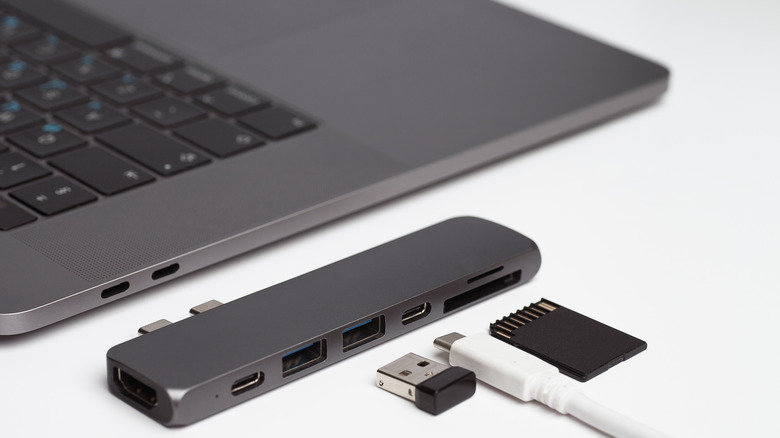 USB hub alongside MacBook