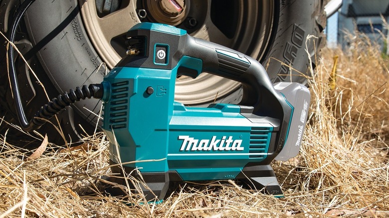 Makita inflator in use