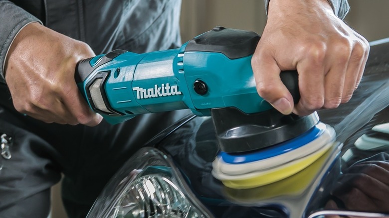 Polishing car with a Makita polisher