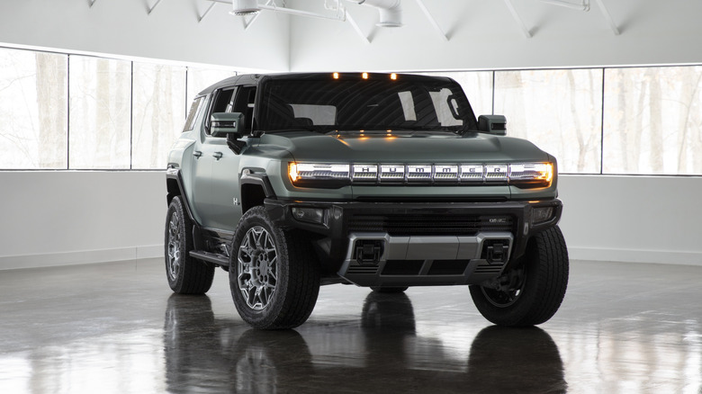 2025 GMC Hummer EV SUV front 3/4 view