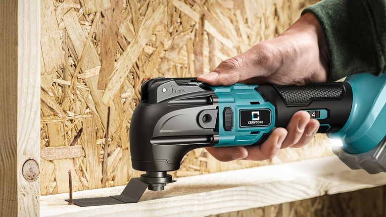 Cerycose Cordless Oscillating Tool in use