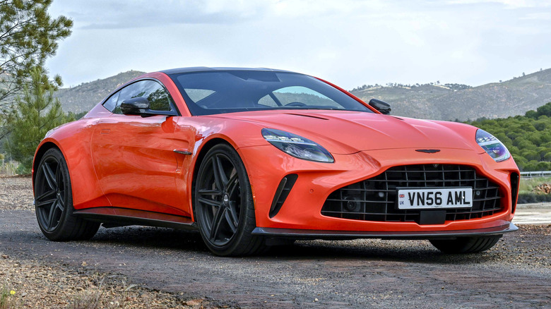 Front 3/4 view of Aston Martin Vantage