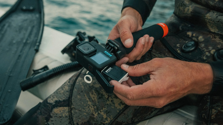 putting Enduro battery into GoPro