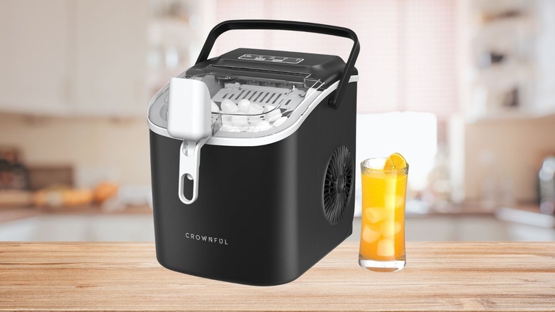 Crownful portable ice maker with cold beverage