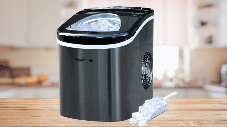 Frigidaire portable ice maker with scooper and bullet ice