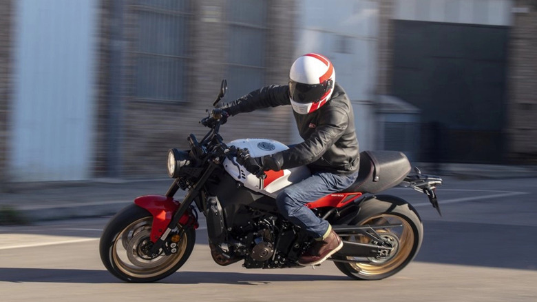 Person turning Yamaha XSR900