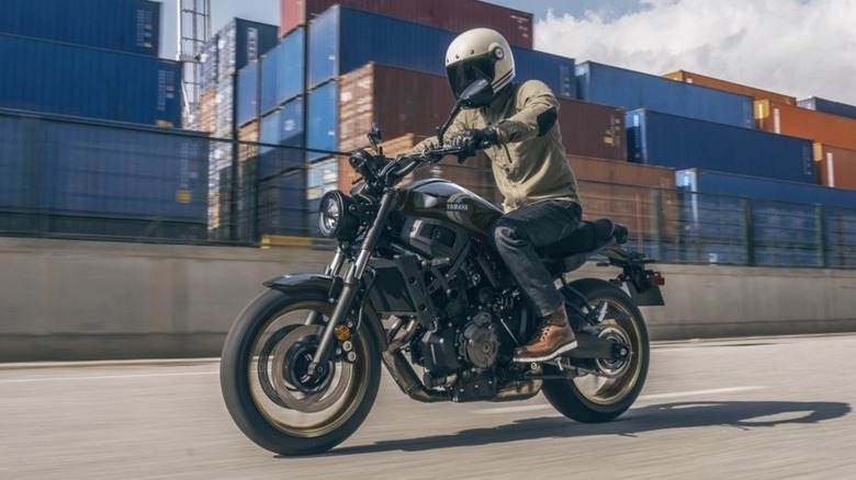 Yamaha XSR700 driving road