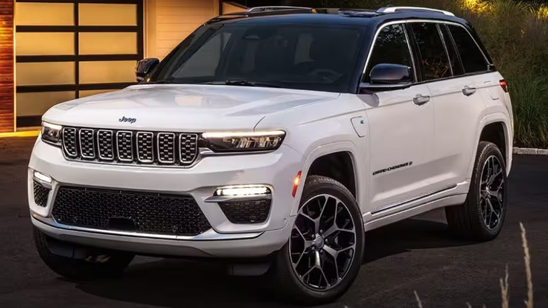 A 2025 Jeep Grand Cherokee in white with a black roof.